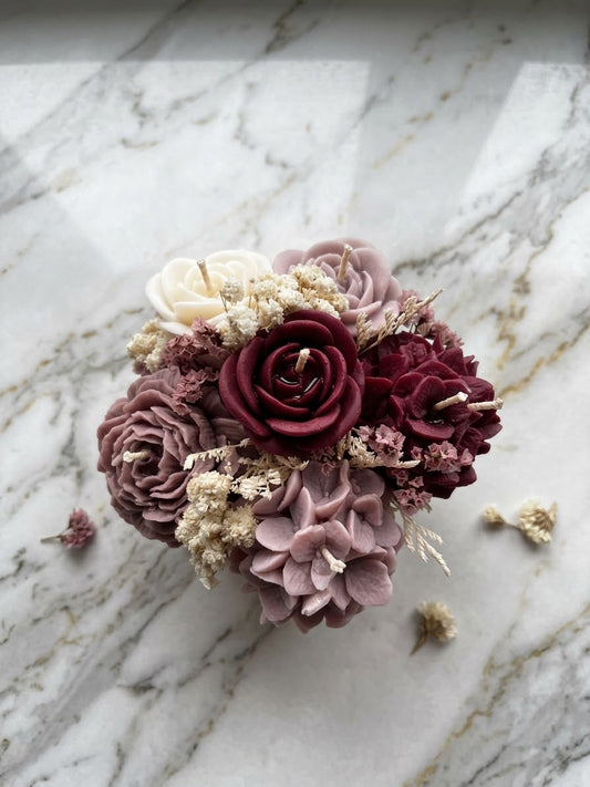 Klein Bloemenboeket in Wit Blik – Oudroze & Bordeaux